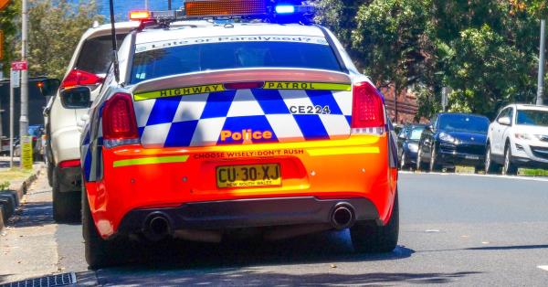 一名男子被指控在新南威尔士州公路上骑自行车的人死亡后没有停车